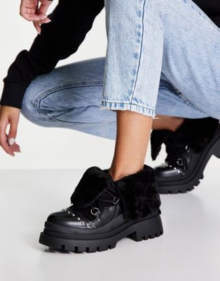 chunky hiking boots in black with faux fur lining