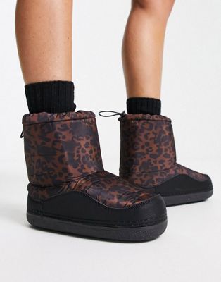 padded short snow boots in leopard