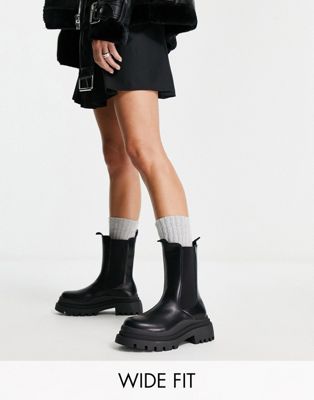 chunky chelsea boots in black