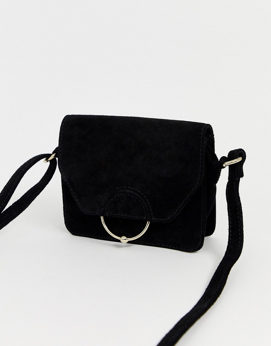 фото Замшевая сумка через плечо c кольцом и шариком asos design-черный