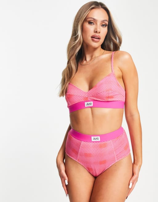 104 Les Girls Les Boys – Ultimate Comfort – Rosa underklädesset med geometriskt mönster