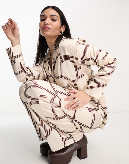 4th & Reckless - Ensemble imprimé en satin avec chemise boutonnée à l'avant et pantalon large - Crème