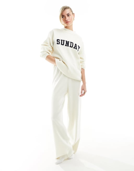 4th & Reckless – Gestricktes Lounge-Set in Cremeweiß mit „Sunday“-Schriftzug