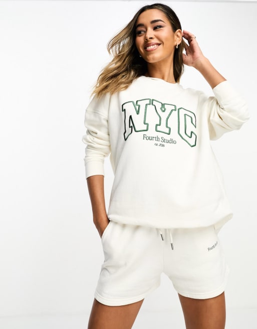 4th & Reckless – Lori – Lounge-Set aus Sweatshirt-Stoff in Cremeweiß mit „NYC“-Print