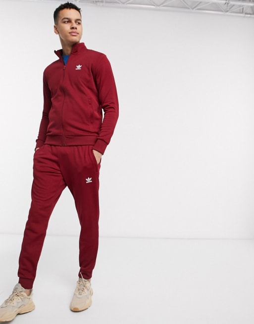 adidas Originals — Essentials — Vinrødt træningssæt med trekløverlogo