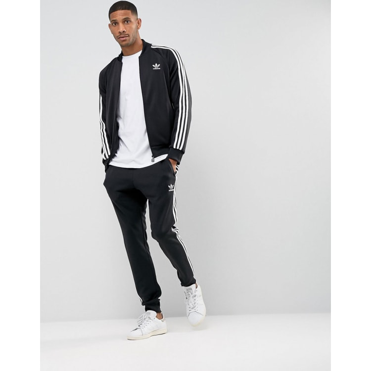 Черный костюм с белой футболкой. Adidas Originals Tracksuit. Adidas Superstar костюм. Adidas Originals костюм мужской черный. Адидас ориджинал.