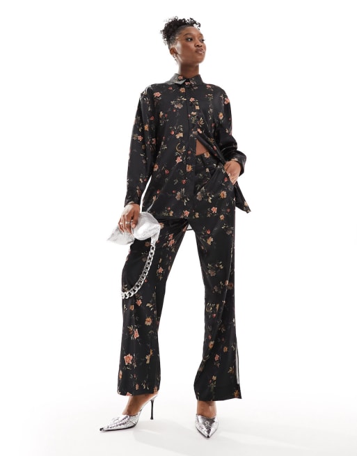 AllSaints - Louisa Tanana - Satijnen overhemd en broek met bloemen in zwart