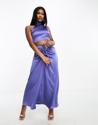 Aria Cove - Ensemble en satin avec top dos nu et jupe longue froncée - Bleu | ASOS