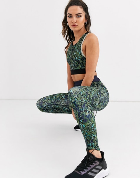ASOS 4505 – Blurred – Sport-BH und Leggings mit Military-Muster