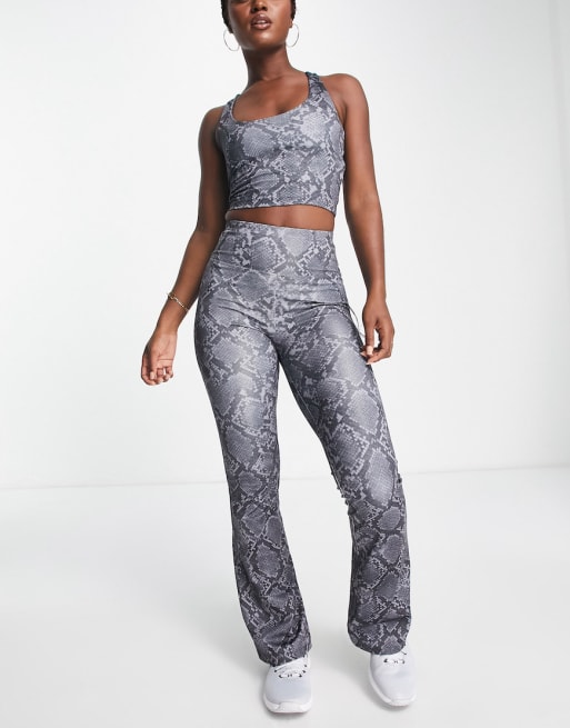 ASOS 4505 - Set van kick-flare legging, top met lange mouwen en hemdje met ingebouwde bh in multi met slangenprint