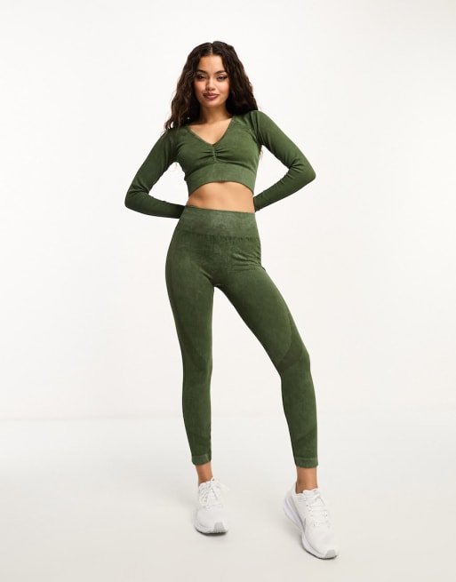 ASOS 4505 WB Petite - Naadloze legging met gerimpelde bilpartij en top met V-hals en lange mouwen in kaki