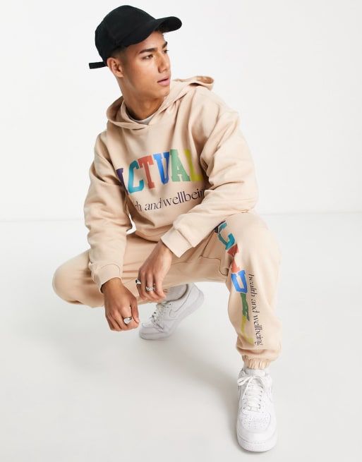 ASOS Actual - Coordinato beige con stampa del logo multicolore