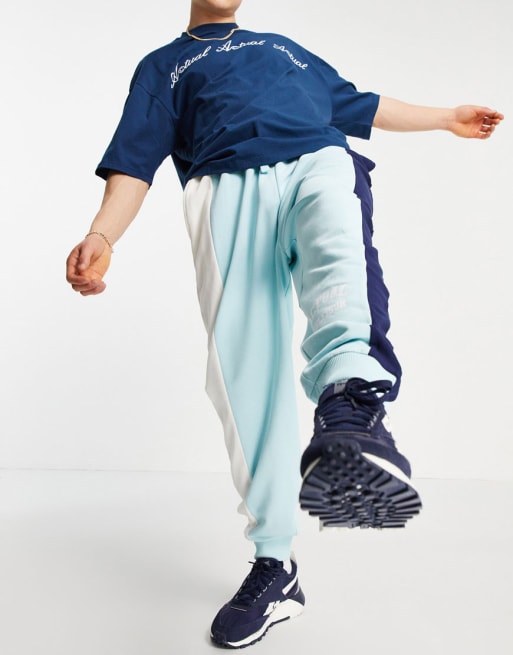 ASOS Actual - Coordinato blu con dettagli cut and sew colorblock e stampa del logo