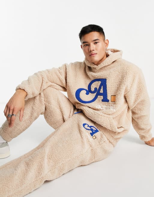ASOS Actual - Coordinato in pile borg effetto peluche colore neutro con logo applicato e bordi rigati