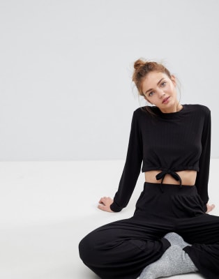 ASOS - Completo nero con maglione attillato corto a coste e joggers