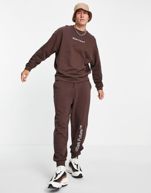 ASOS - Dark Future - Coordinato con stampa con logo sul petto, colore marrone cioccolato