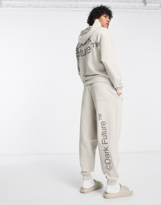 ASOS Dark Future - Coordinato con stampe multiple in rilievo ed etichetta in tessuto colore naturale