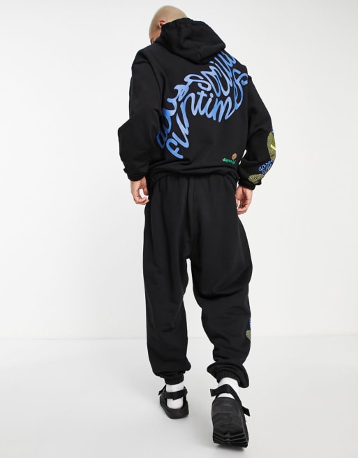 ASOS Daysocial - Co-ord set met verspreide logo's en grafische prints in zwart