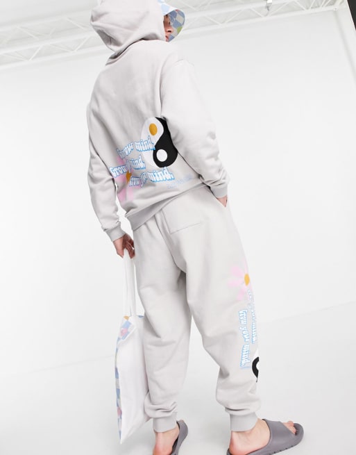 ASOS Daysocial - Coordinato con logo multiplo e stampe grafiche color pietra