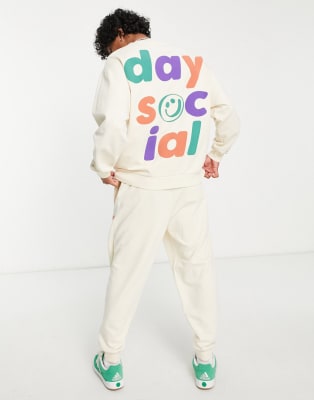 ASOS Daysocial - Coordinato écru con cuciture a vista e stampe multicolore del logo