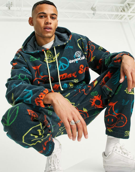 ASOS Daysocial – Gemustertes Set aus Polarfleece in Marineblau