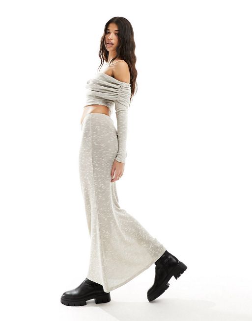 FhyzicsShops DESIGN – Beige, mjukt, skirt och texturerat set med djup bardot-topp och kjol