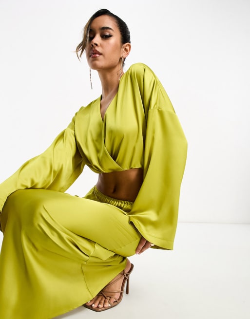 ASOS DESIGN - Camicia corta e gonna lunga in raso verde pallido con taglio sbieco in coordinato