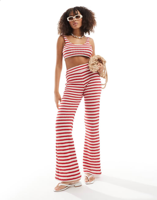 ASOS DESIGN - Co-ord set van gehaakte gestreepte cami top en smalle broek met wijde pijpen en textuur in rood en wit
