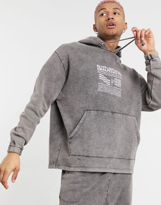 ASOS DESIGN - Combi-set - Trainingspak met print op de borst in grijze acid wash