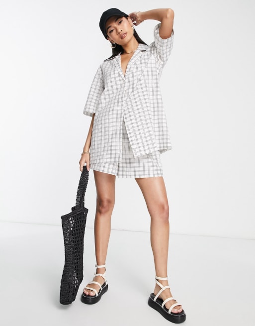 ASOS DESIGN - Coordinato bianco a quadri con camicia oversize e pantaloncini