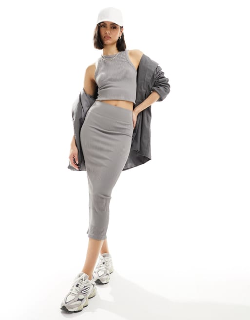 ASOS DESIGN - Coordinato con canotta e gonna midi grigio scuro a coste miste senza cuciture