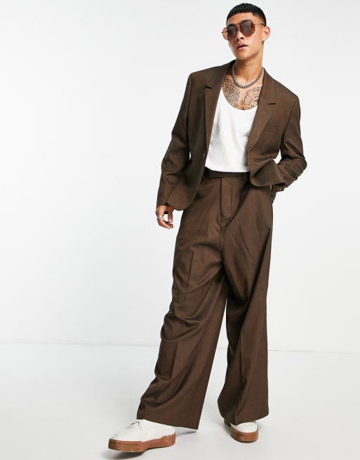 ASOS DESIGN - Coordinato con giacca slim da abito taglio lungo e pantaloni con fondo molto ampio, colore marrone