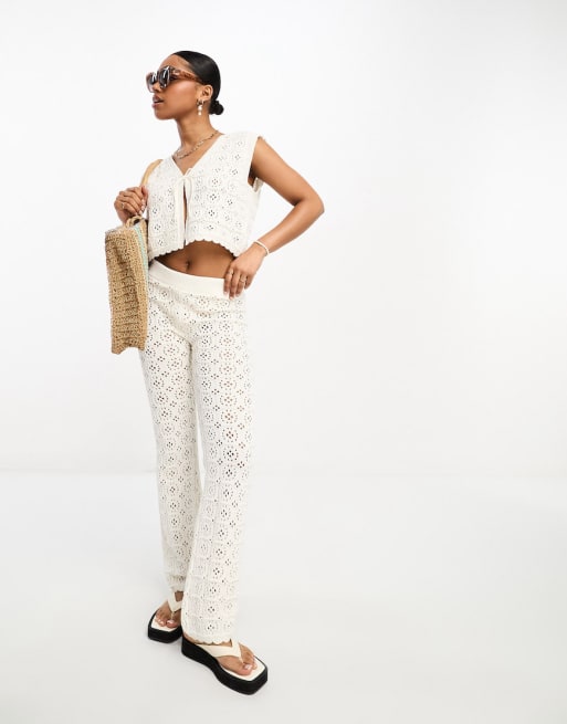 ASOS DESIGN - Coordinato con gilet allacciato sul davanti e pantaloni in maglia all'uncinetto color crema