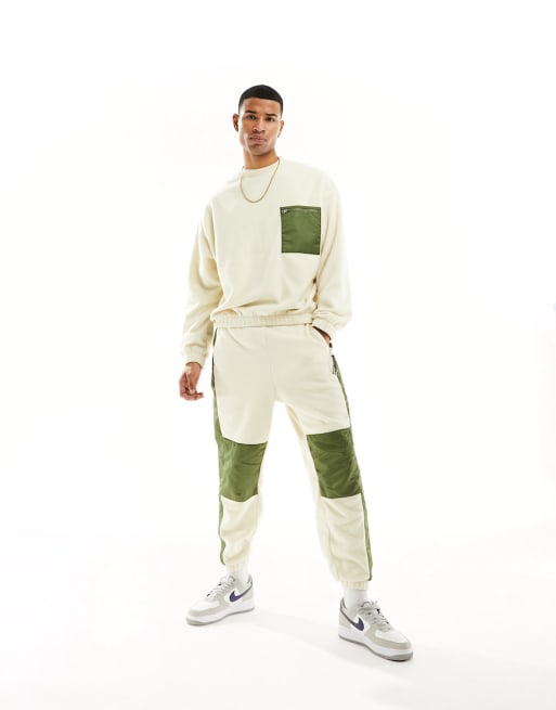 ASOS DESIGN - Coordinato con joggers affusolati in pile polar bianco sporco con dettagli in nylon