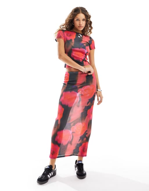 ASOS DESIGN - Coordinato con maglietta in rete con stampa a fiori sfocati rossa