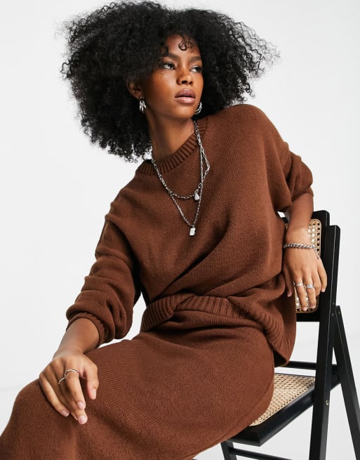 ASOS DESIGN - Coordinato con maglione girocollo oversize e gonna midi lavorati a maglia, colore marrone