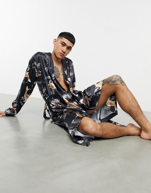 ASOS DESIGN - Coordinato con vestaglia e boxer in raso con stampa carpa giapponese