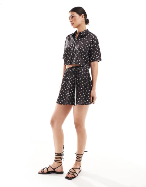 ASOS DESIGN - Coordinato in raso con minigonna avvolgente e camicia corta con stampa di fiocchi