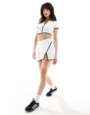 ASOS DESIGN - Coordinato in scuba crêpe con crop top e gonna pantalone bianco