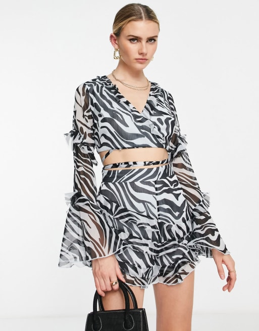 ASOS DESIGN - Coordinato zebrato multicolore con pantaloncini con volant