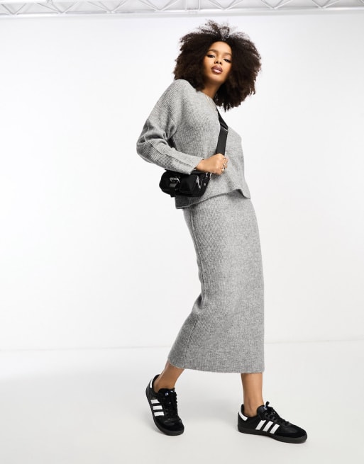 Grey crew neck outfit hot sale