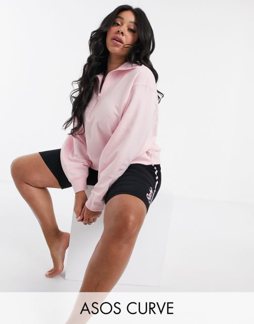ASOS DESIGN Curve - Set van legging en sweater met opstaande boord en Barbie-print