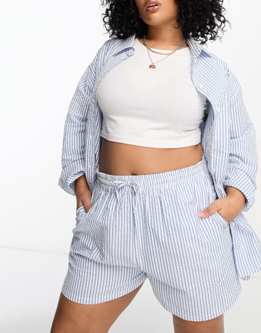 ASOS DESIGN Curve - Sæt med blå-stribede shorts i seersucker