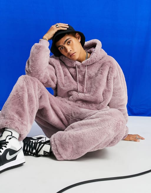 ASOS DESIGN - Ensemble oversize en fausse fourrure avec sweat à capuche et pantalon de jogging - Rose