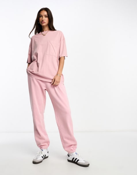 Ensemble De Vêtements Femme Rose Isolé Sur Blanc Banque D'Images