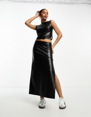 90s Leather Skirt in Black. Vintage Minimalist Design with Statement pockets. Monochrome classic sleek style. mini silhouette