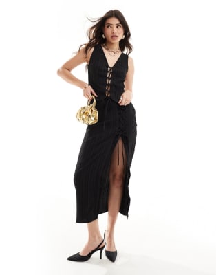 ASOS DESIGN – Geschnürtes Set aus Midirock und vorn gebundenem Westenoberteil in Schwarz mit Knitterstruktur - view 1