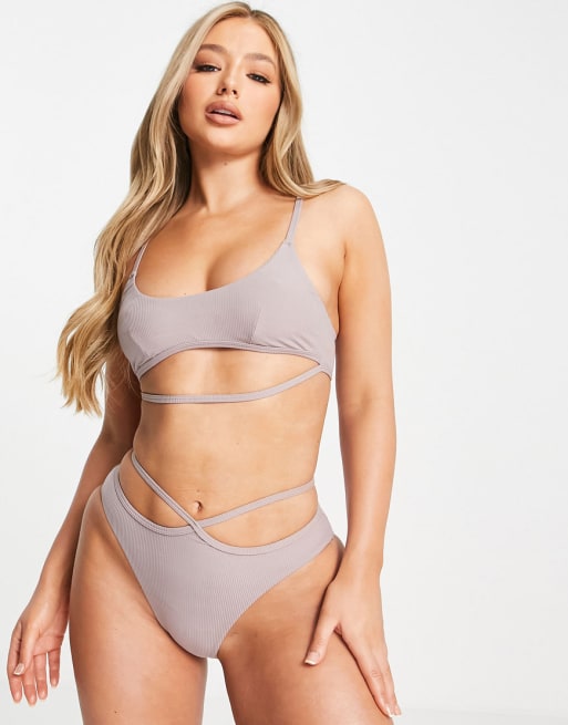 ASOS DESIGN – Julie – Anschmiegsamer, gerippter BH und brasilianischer Slip mit Riemen in Grau