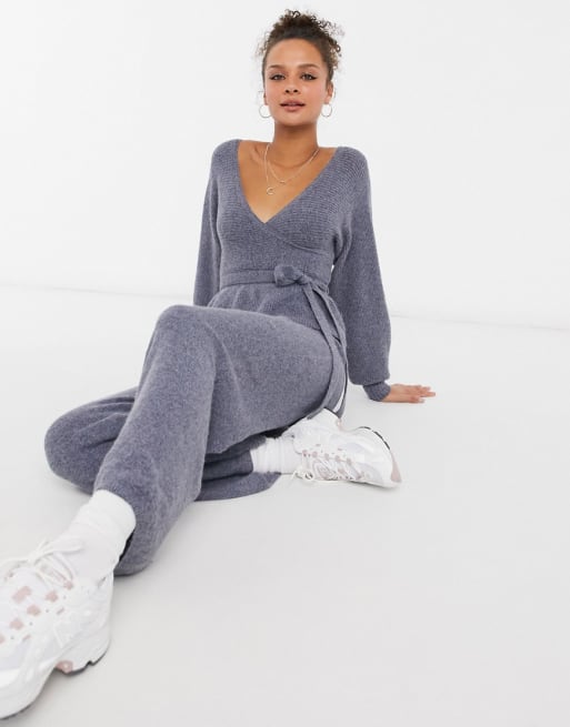 ASOS DESIGN – Kombiteil aus Wickelpullover und Hose in Dunkelgrau