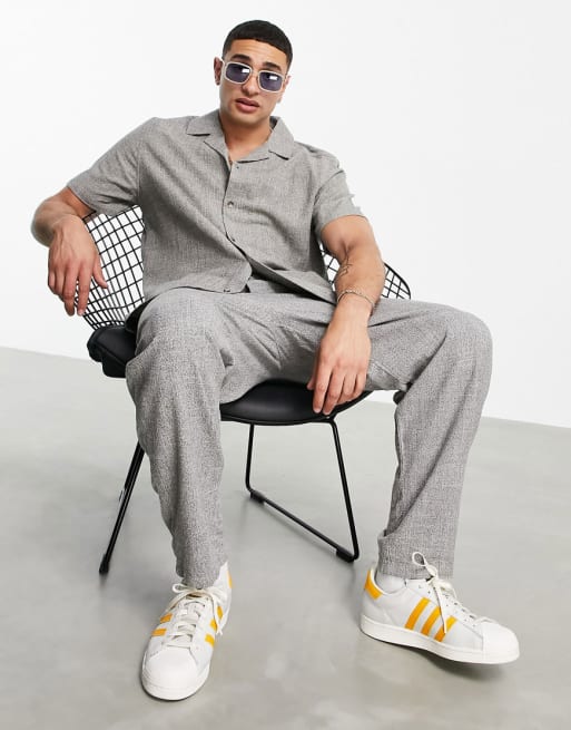 ASOS DESIGN - Let tekstureret sæt med oversized skjorte og bukser i grå